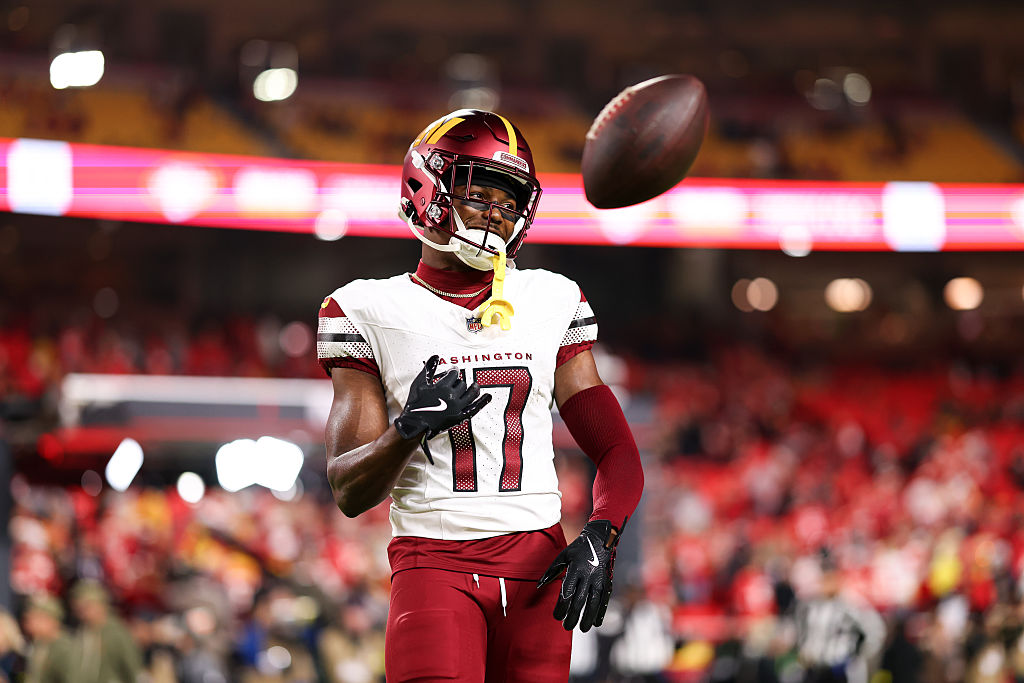 KANSAS CITY, MISSOURI - OCTOBER 27: Terry McLaurin #17 of the Washington Commanders warms up prior to the game against the Kansas City Chiefs at Arrowhead Stadium on October 27, 2025 in Kansas City, Missouri. (Photo by Brooke Sutton/Getty Images)
