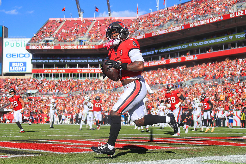TAMPA, FL - NOVEMBER 30: Tampa Bay Buccaneers Running Back Bucky Irving (7) runs into the end zone for the touchdown during the Regular Season game between the Arizona Cardinals and the Tampa Bay Buccaneers on November 30, 2025 at Raymond James Stadium in Tampa, Florida. (Photo by Cliff Welch/Icon Sportswire via Getty Images)