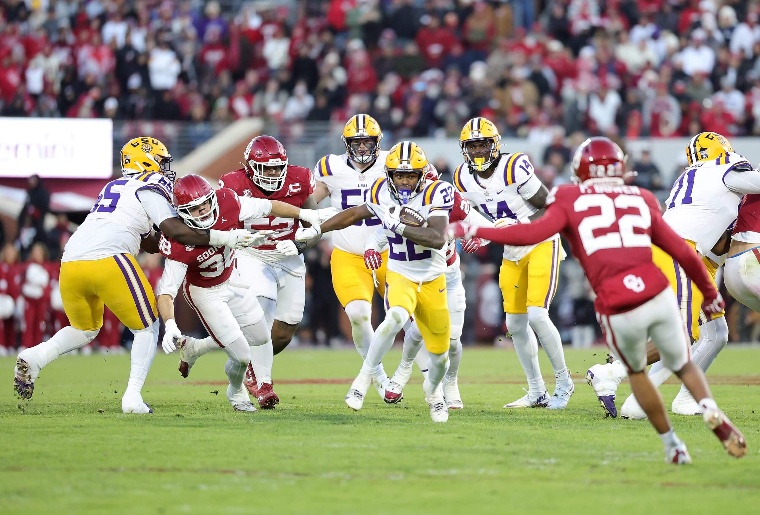 Harlem Berry runs from Oklahoma defenders.