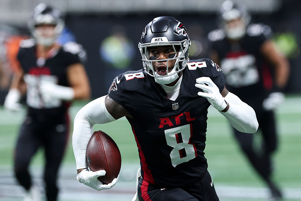 ATLANTA, GEORGIA - DECEMBER 07: Kyle Pitts #8 of the Atlanta Falcons runs with a catch during the first quarter of a game against the Seattle Seahawks at Mercedes-Benz Stadium on December 07, 2025 in Atlanta, Georgia. (Photo by Kevin C. Cox/Getty Images)