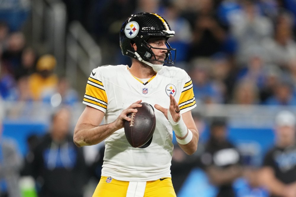 Aaron Rodgers Trash Talks Detroits Lions Player Mocks His Age on Field