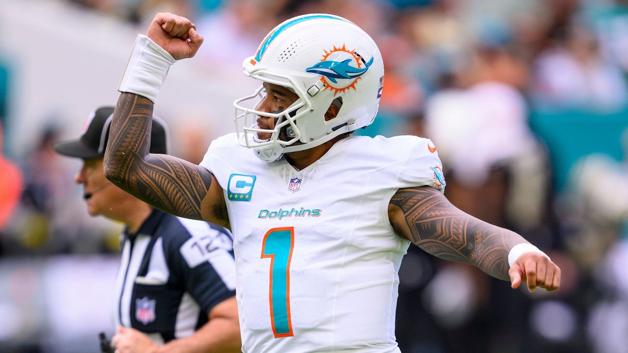 Miami Dolphins quarterback Tua Tagovailoa raised his fist as he celebrated running back De'Von Achane scoring a touchdown against the New Orleans Saints in Miami Gardens, Fla., on Saturday.