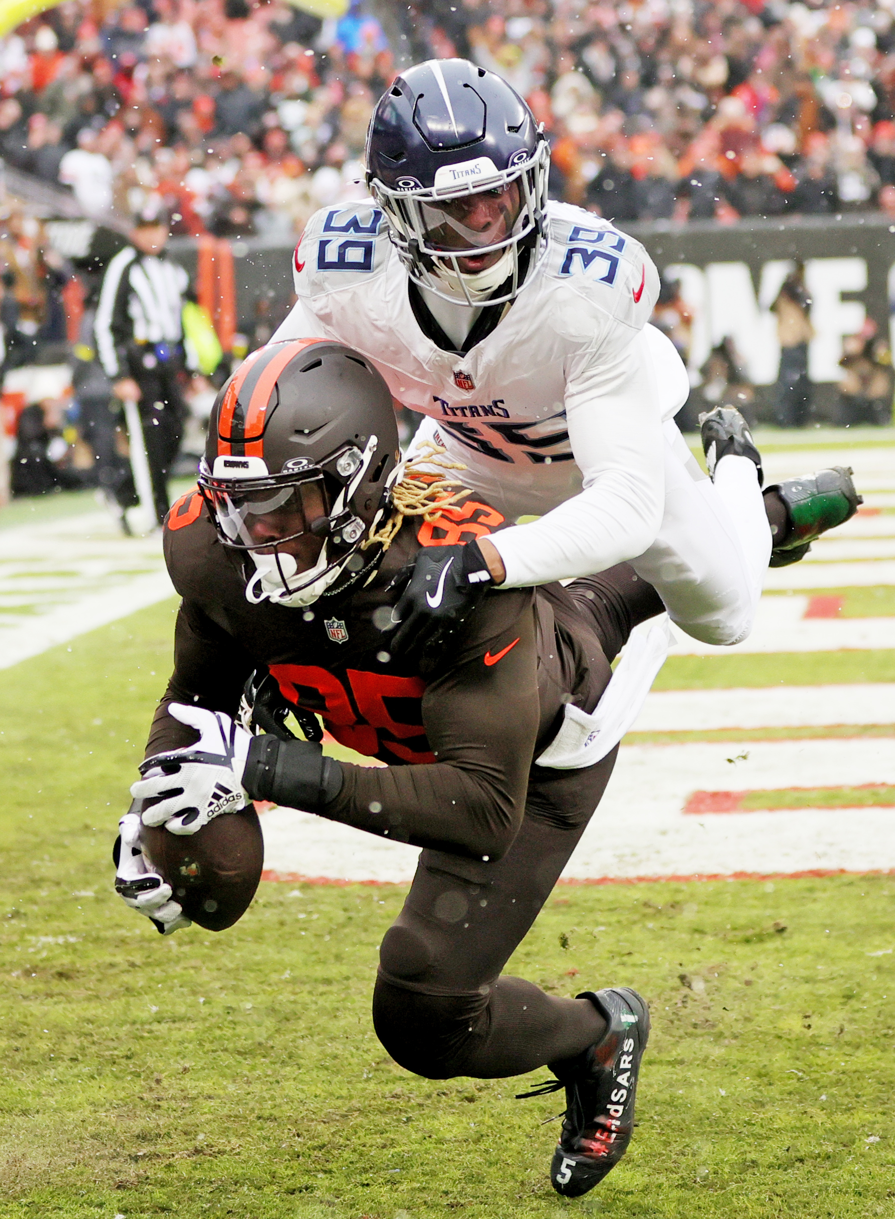 Cleveland Browns tight end David Njoku hauls in a touchdown reception as he is hit by Tennessee Titans cornerback Darrell Baker Jr. in the first half at Huntington Bank Field.