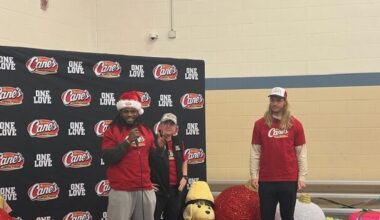 Watch: Vikings S Metellus, LB Van Ginkel give back this holiday season