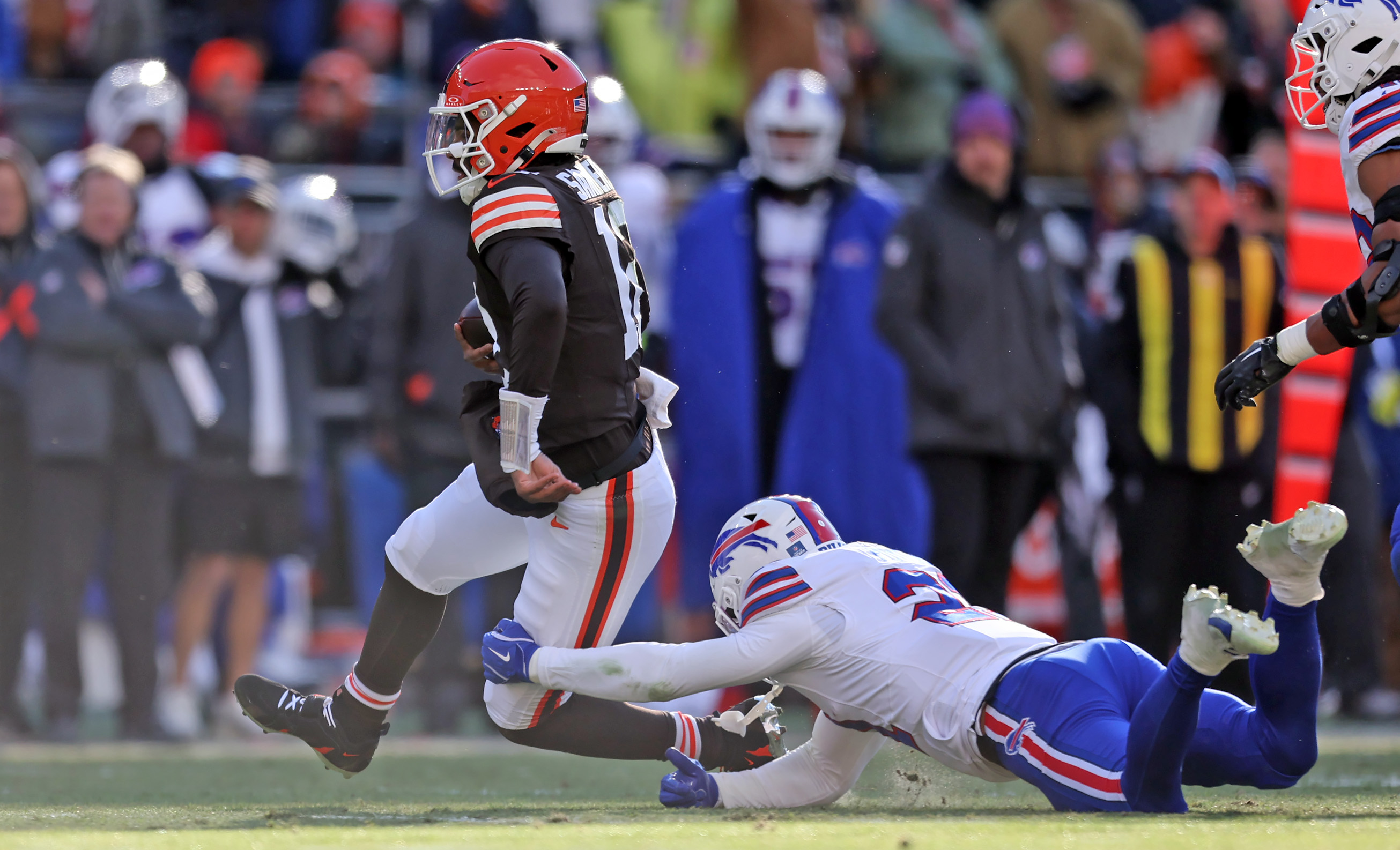 Cleveland Browns quarterback Shedeur Sanders scrambles against the Buffalo Bills in the first half. 