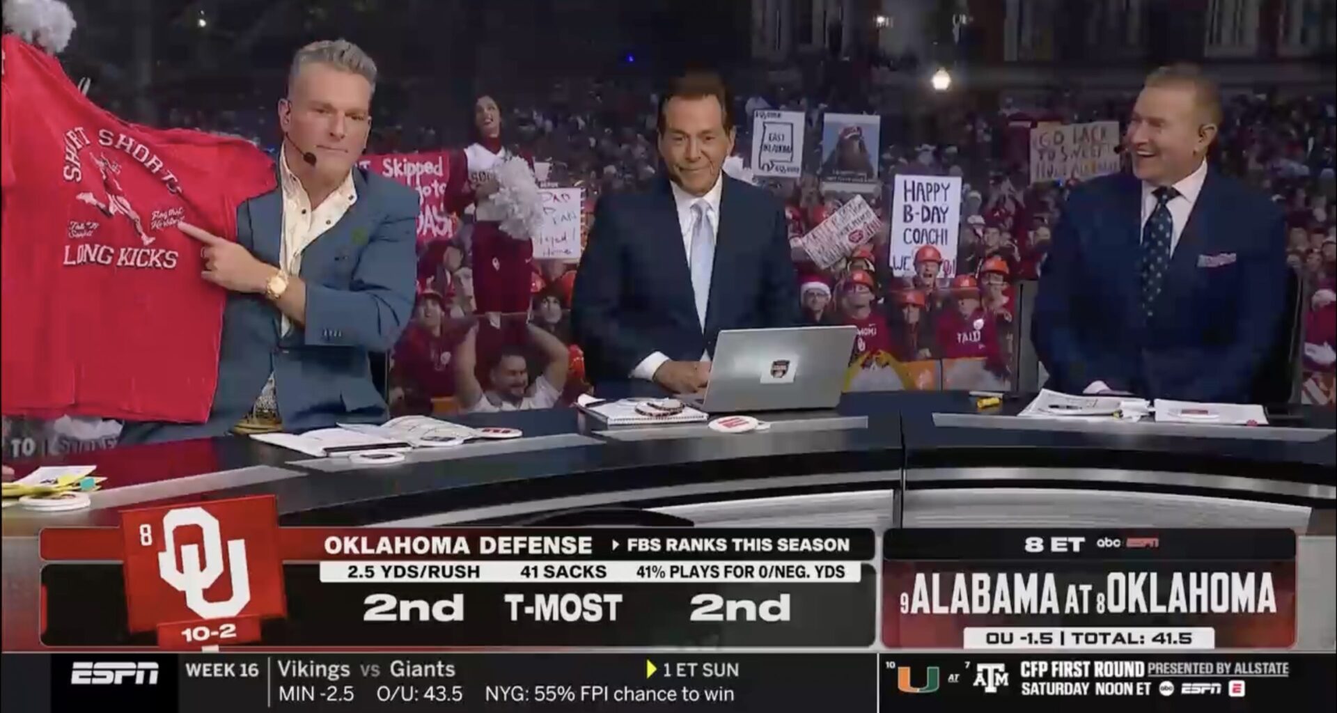Kirk Herbstreit reacts to shirt mocking his short shorts comments