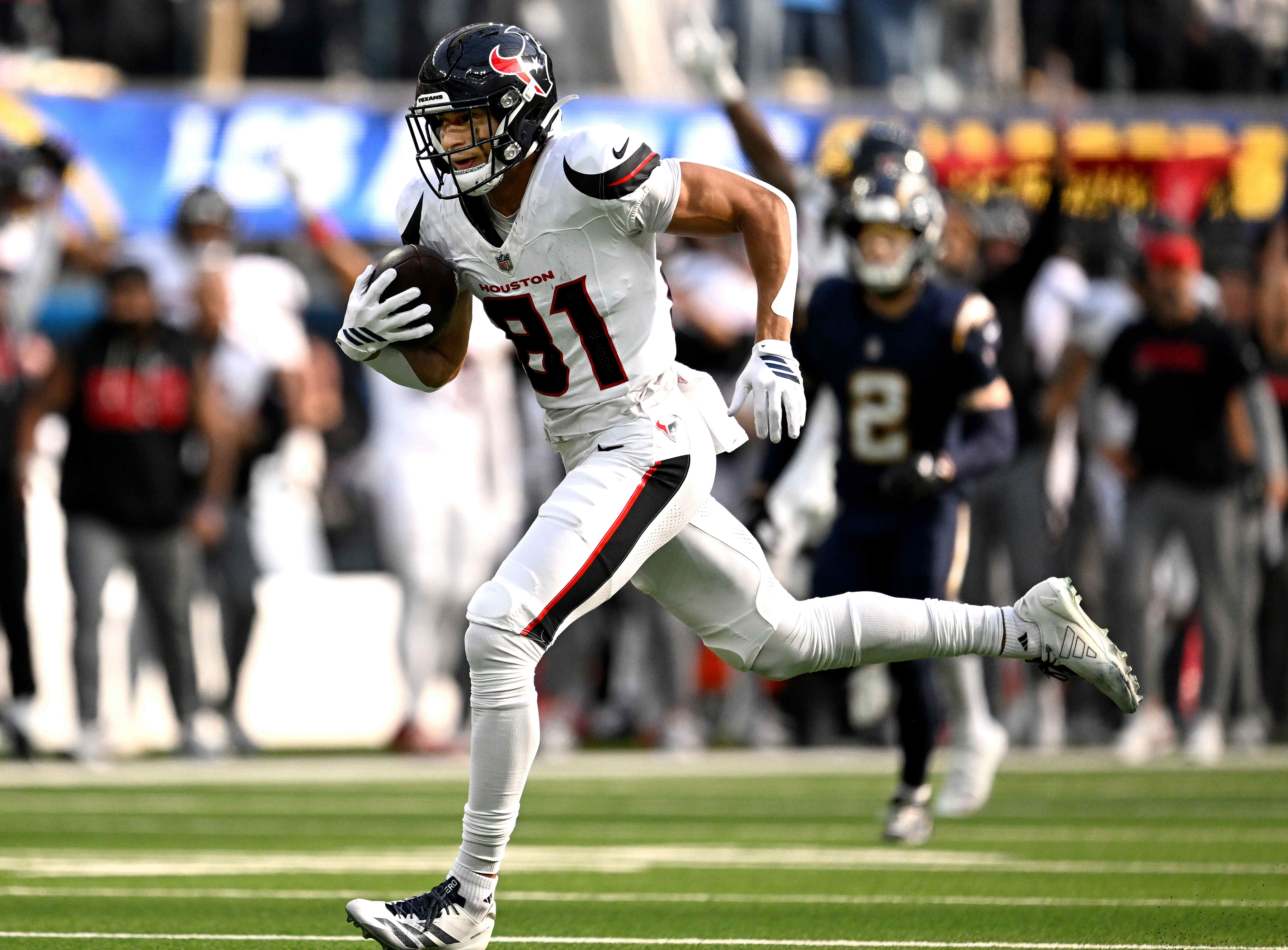 Houston wide receiver Jayden Higgins (81) scores on a 76-yard...