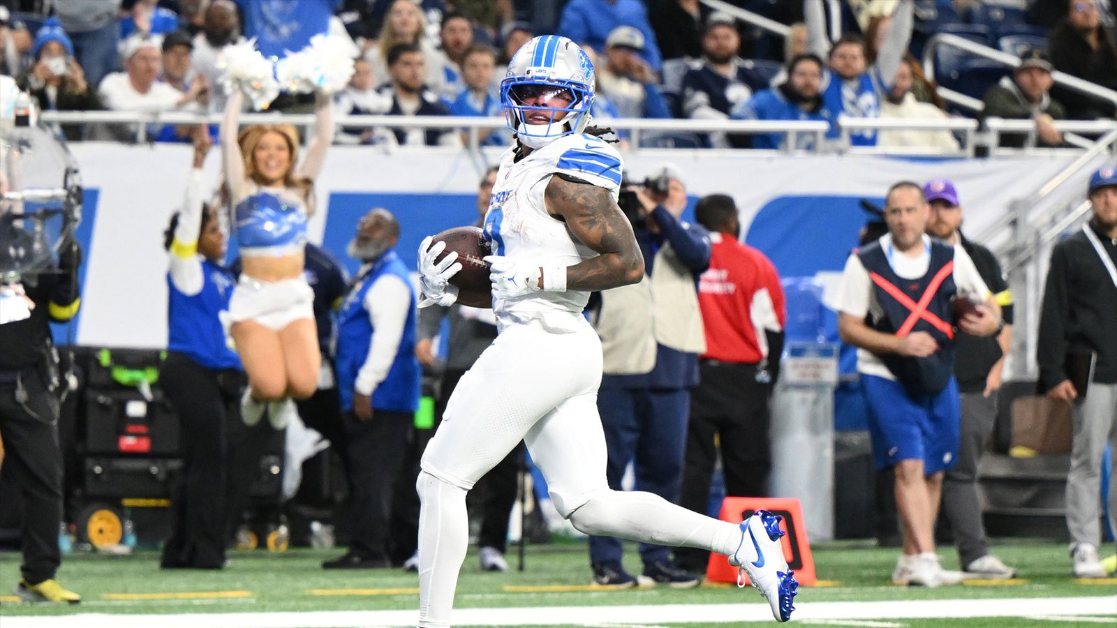 Detroit Lions running back Jahmyr Gibbs (0) scores a touchdown during the second half against the Dallas Cowboys at Ford Field.