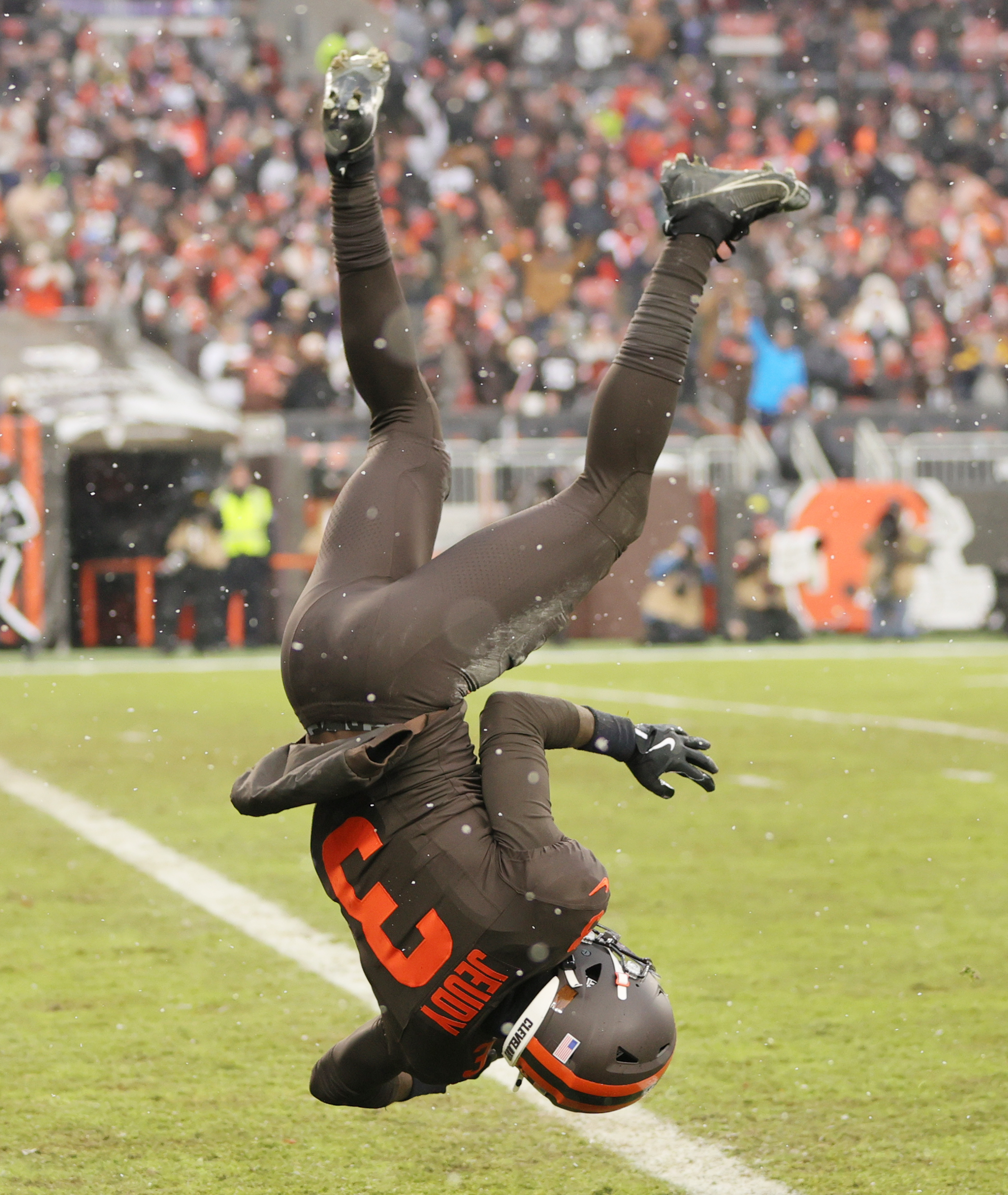 Cleveland Browns wide receiver Jerry Jeudy flips across the goal line for a touchdown reception in the first half at Huntington Bank Field.