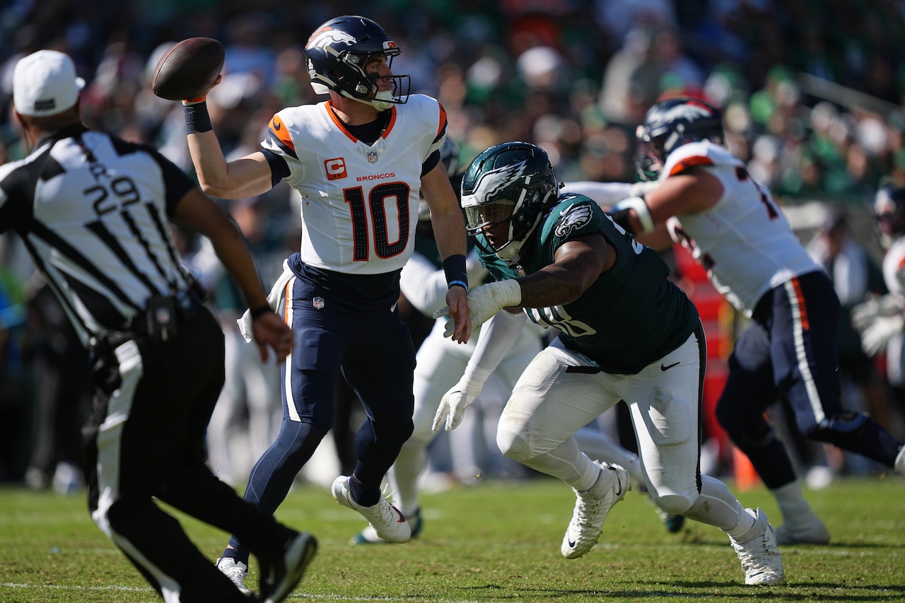 Broncos Eagles Football