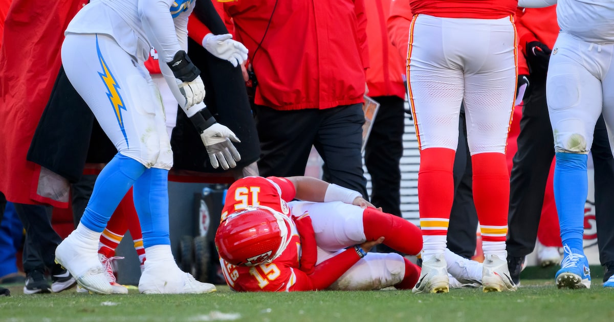 Chargers eliminate Chiefs from playoff contention as Patrick Mahomes suffers late injury