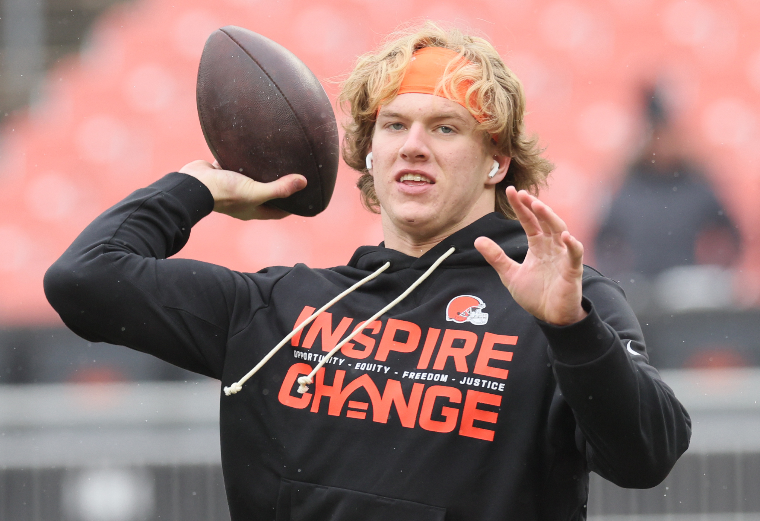 Cleveland Browns linebacker Carson Schwesinger warms up before their game against the Tennessee Titans at Huntington Bank Field.