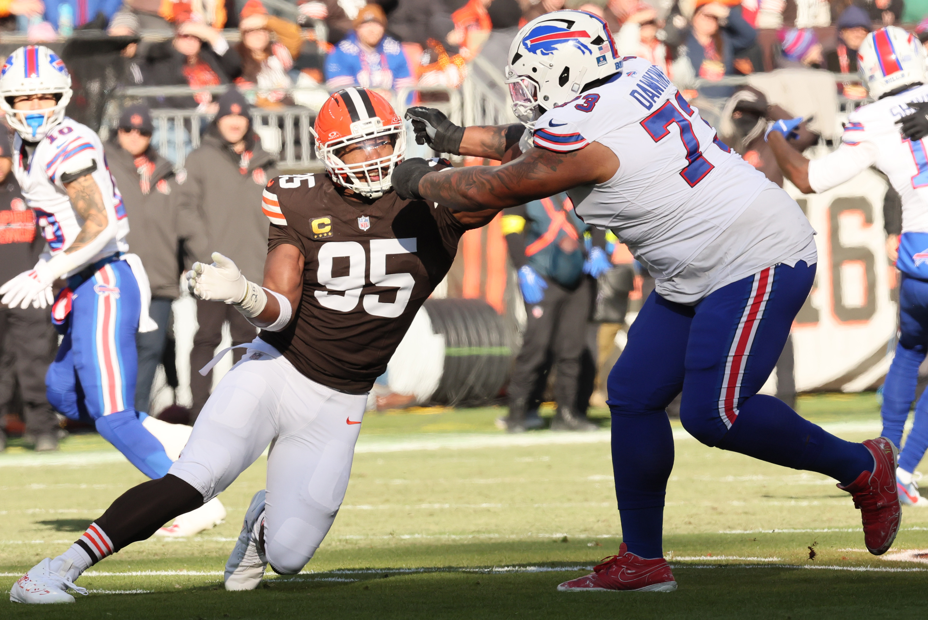 Cleveland Browns defensive end Myles Garrett tries to get around Buffalo Bills offensive tackle Dion Dawkins in the first half. 