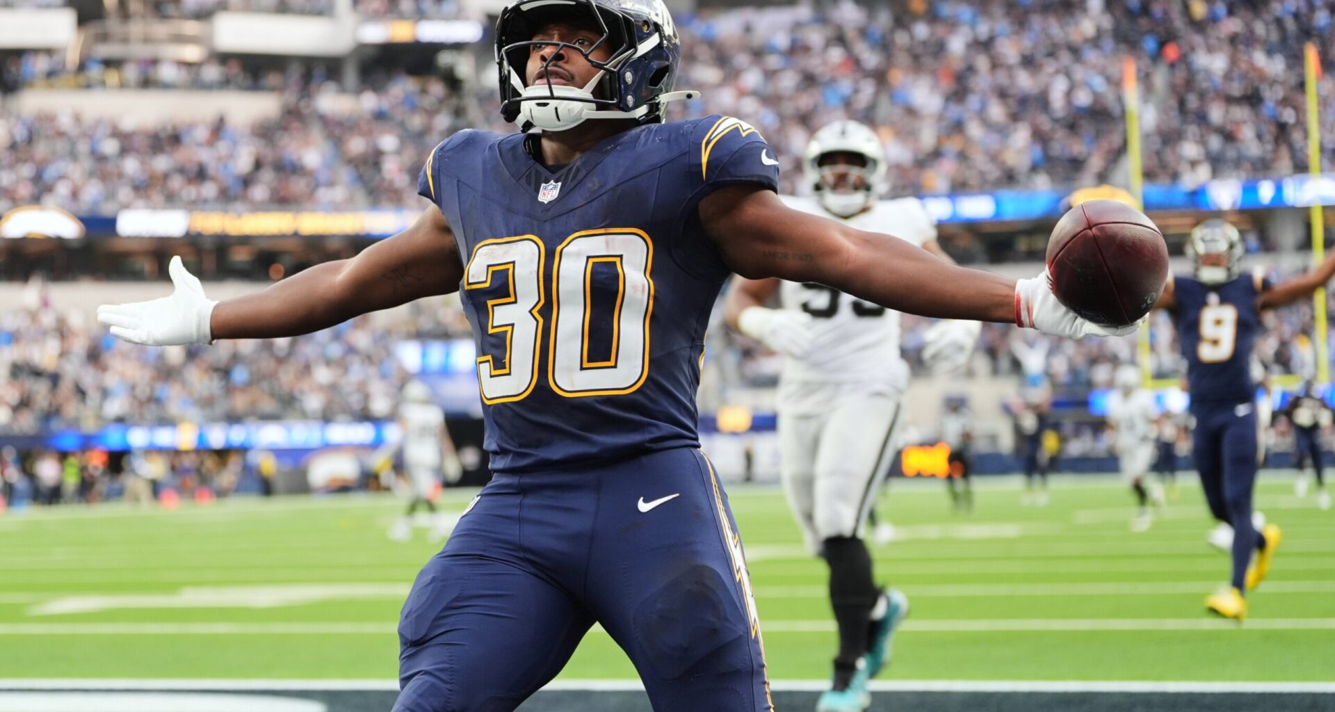 Justin Herbert throws 2 TD passes, Chargers send rival Raiders to 6th straight loss, 31-14