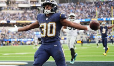 Justin Herbert throws 2 TD passes, Chargers send rival Raiders to 6th straight loss, 31-14