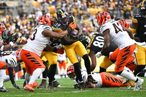 PITTSBURGH, PENNSYLVANIA - NOVEMBER 16: Jaylen Warren #30 of the Pittsburgh Steelers runs with the ball during the third quarter against the Cincinnati Bengals at Acrisure Stadium on November 16, 2025 in Pittsburgh, Pennsylvania. (Photo by Justin Berl/Getty Images)