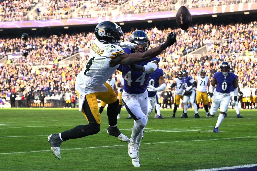 Steelers WR DK Metcalf expected to play vs. Dolphins after going to the hospital for abdominal issue – Sun Sentinel