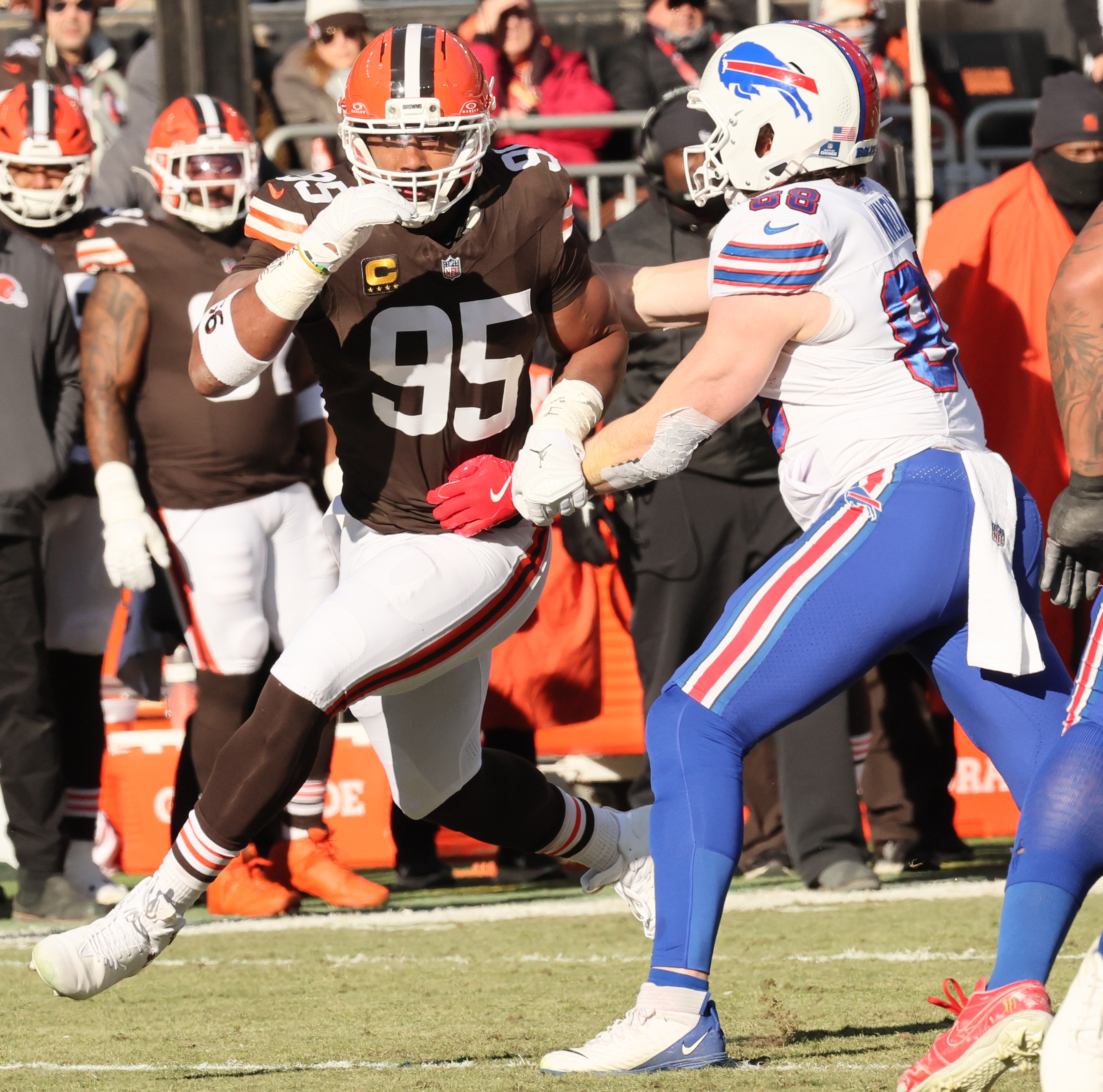 Cleveland Browns defensive end Myles Garrett tries to get around the block of Buffalo Bills tight end Dawson Knox in the first half.  