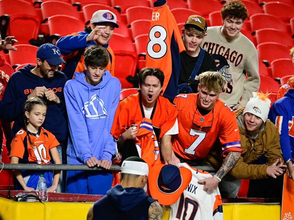Denver Broncos fans get autographs from Denver Broncos tight end...