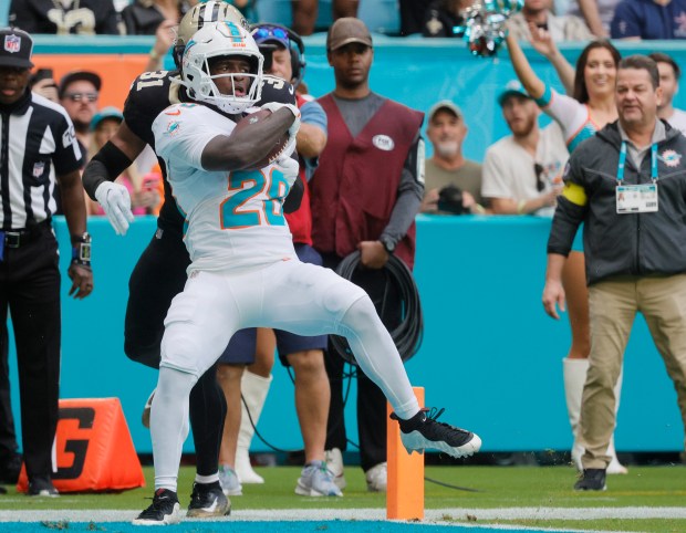 Miami Dolphins running back De'Von Achane (28) runs in a...