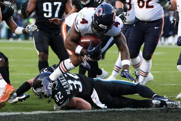 Chicago Bears running back D'Andre Swift (4) scores a touchdown during an NFL football game against the Philadelphia Eagles, Friday, Nov. 28, 2025, in Philadelphia. (AP Photo/Daniel Kucin Jr.)