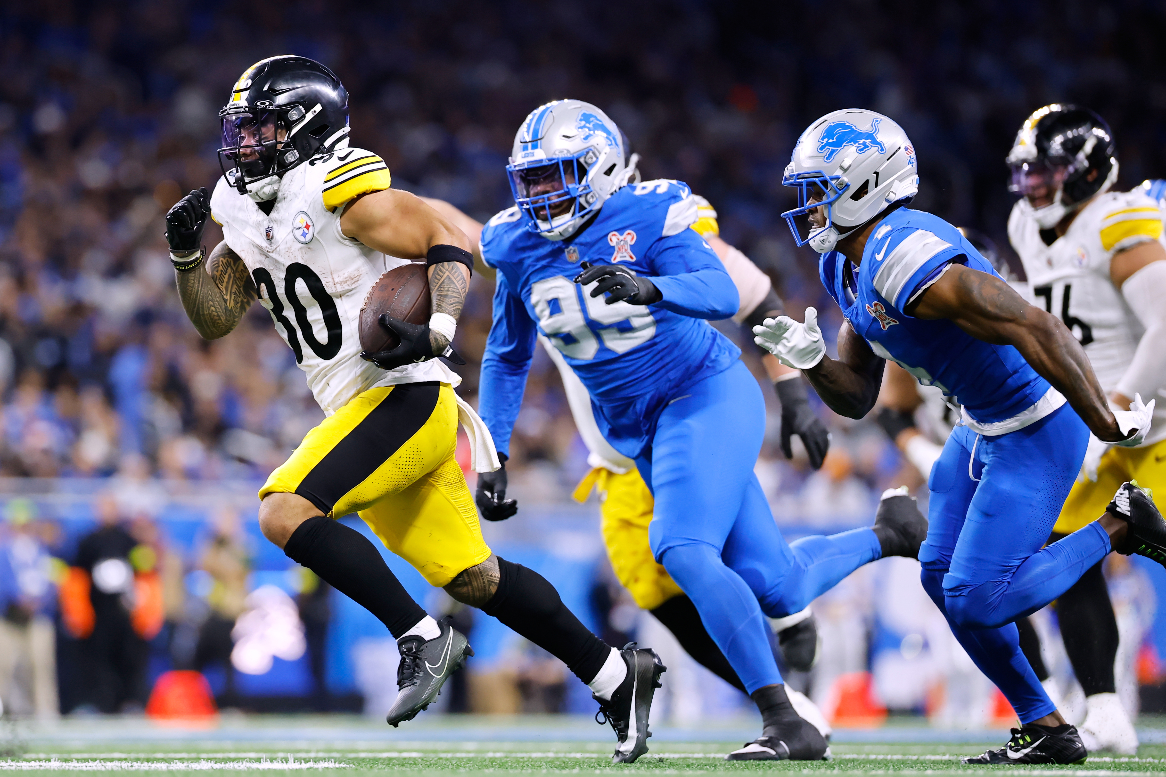 Pittsburgh Steelers’ Jaylen Warren runs for a touchdown during the...