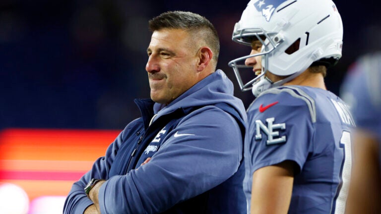 New England Patriots head coach Mike Vrabel and quarterback Drake Maye (10) talk during warmups. The New England Patriots played the New York Jets at Gillette Stadium on November 13, 2025.