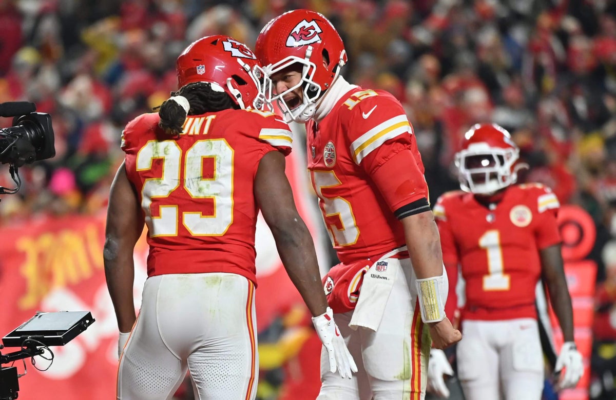 Why are 6-7 Chiefs still betting favorites over 9-4 Chargers? An oddsmaker explains