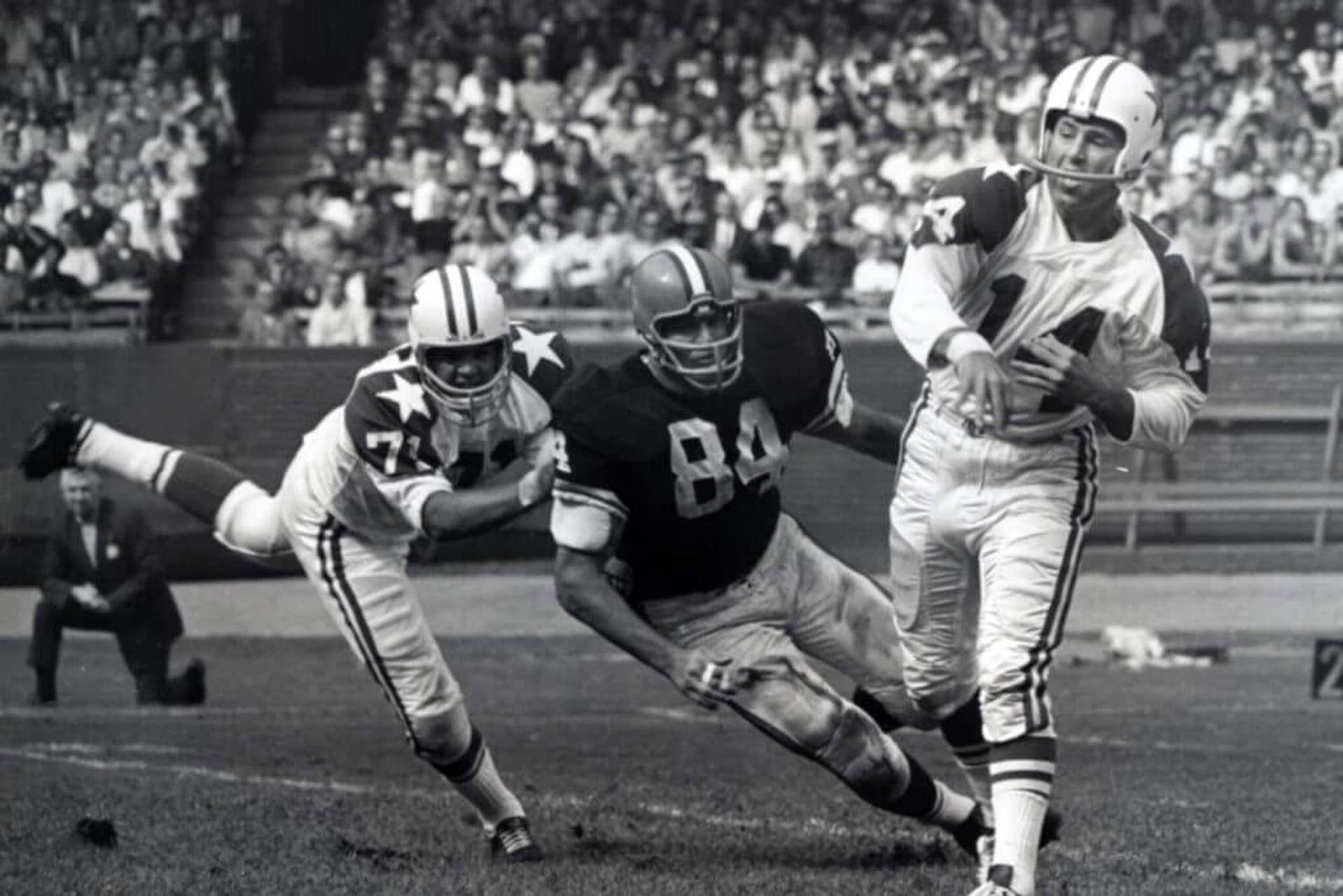Cleveland Browns defensive end Paul Wiggin pressures Dallas Cowboys quarterback Eddie LeBaron.