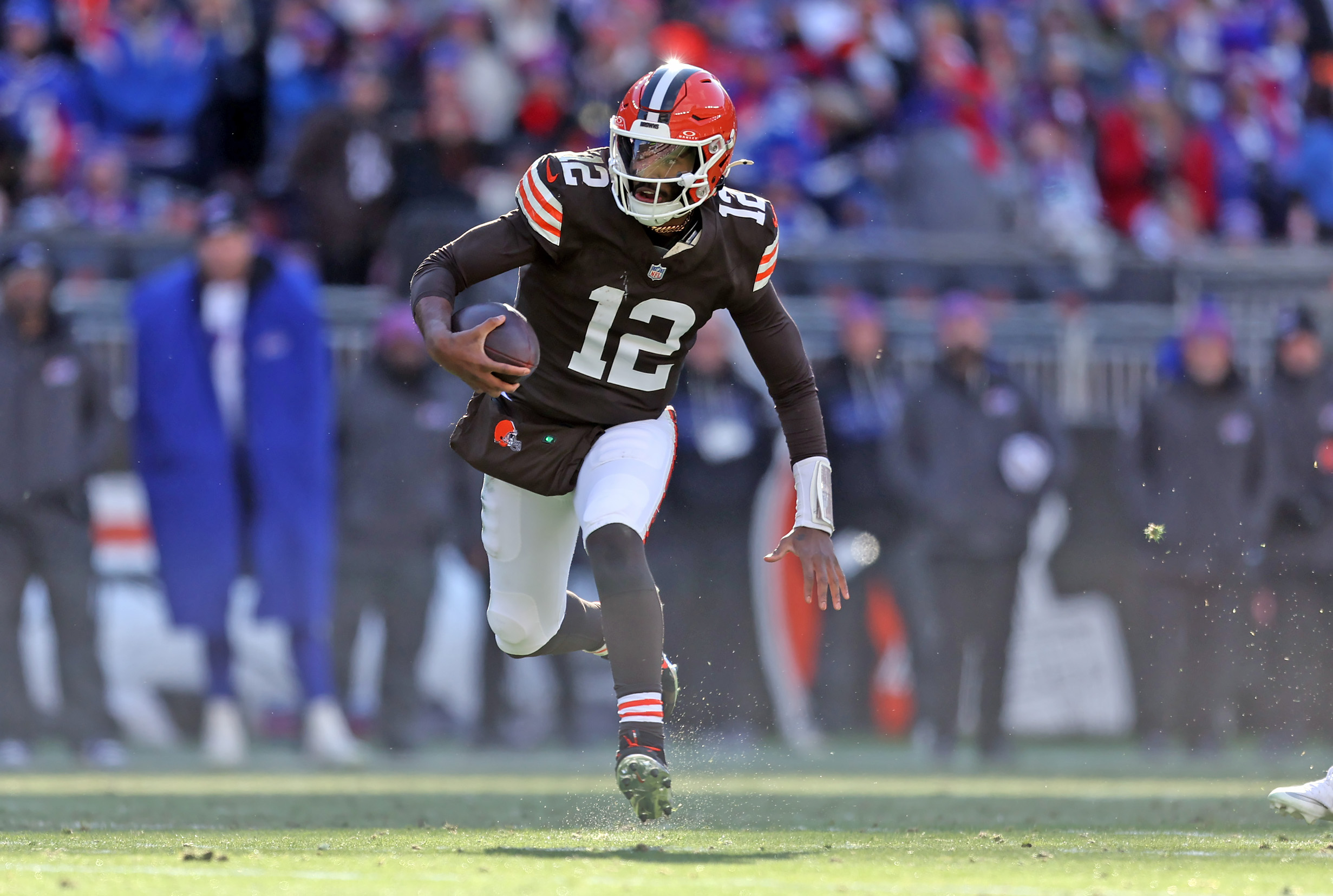Cleveland Browns quarterback Shedeur Sanders scrambles against the Buffalo Bills in the first half. 