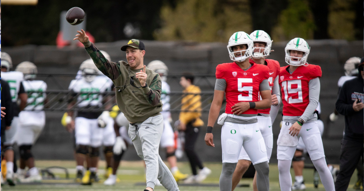 Oregon offensive coordinator and quarterbacks coach Will Stein throws during practice with the Oregon Ducks Saturday, April 6, 2024 at the Hatfield-Dowlin Complex in Eugene, Ore. (© Ben Lonergan/The Register-Guard / USA TODAY NETWORK)