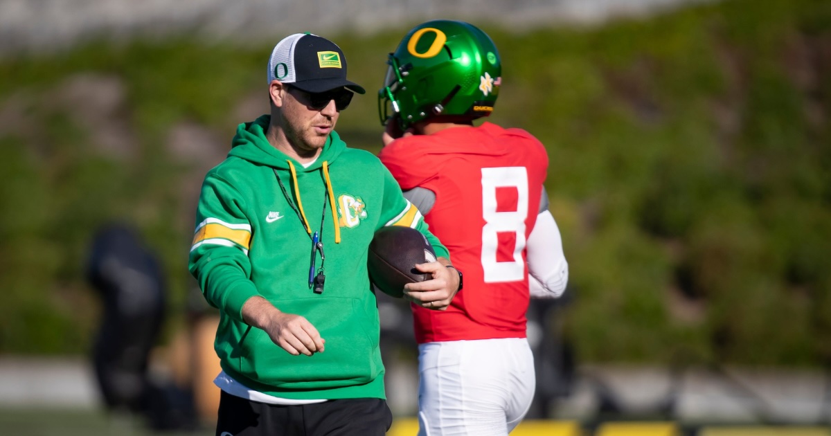 Oregon offensive linemen Iapani Laloulu, left, and Emmanuel Pregnon line up for the Ducks, via Ben Lonergan:The Register-Guard : USA TODAY NETWORK via Imagn Images