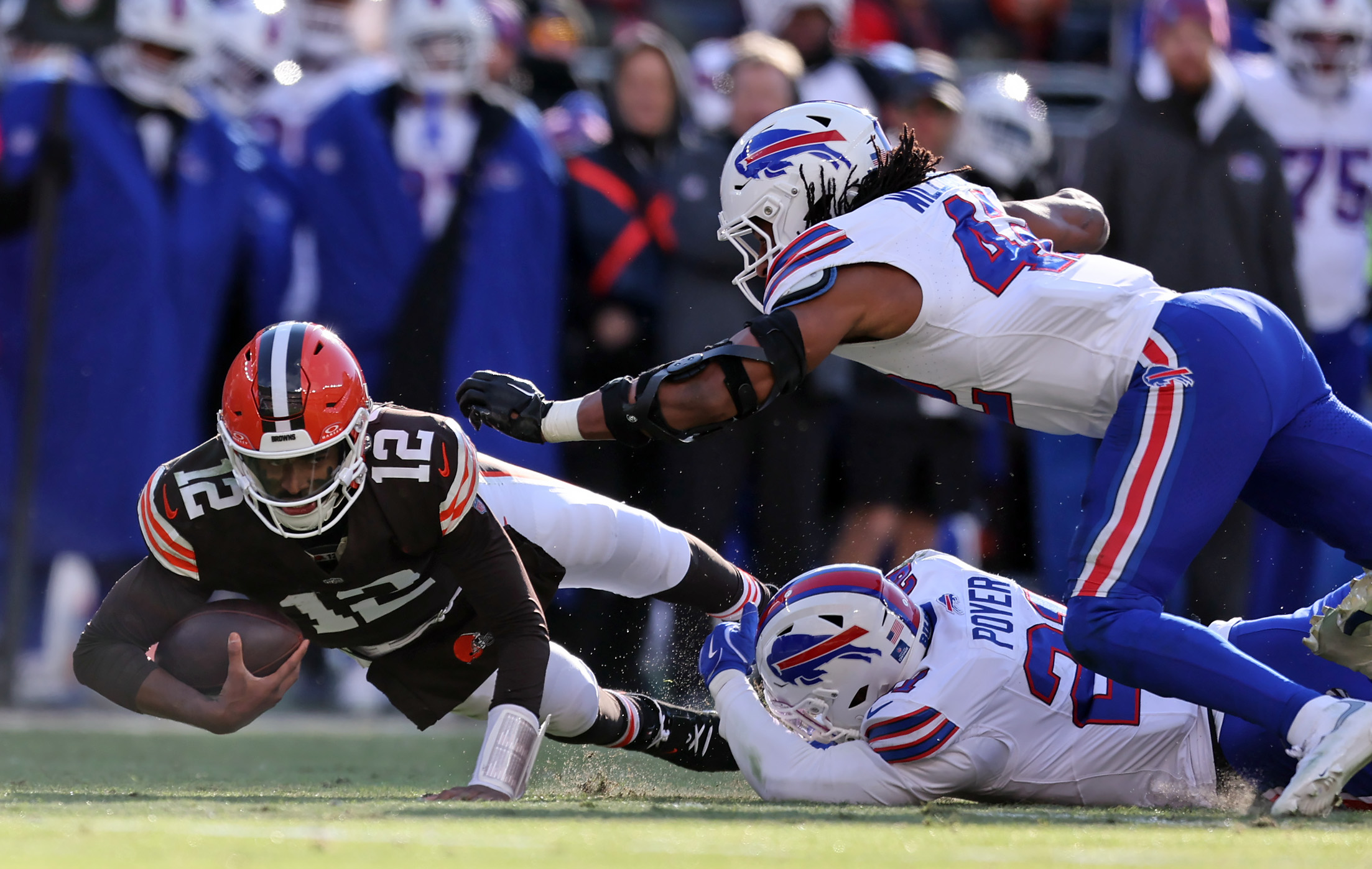 Cleveland Browns quarterback Shedeur Sanders scrambles as Buffalo Bills safety Jordan Poyer makes the tackle in the first half. 