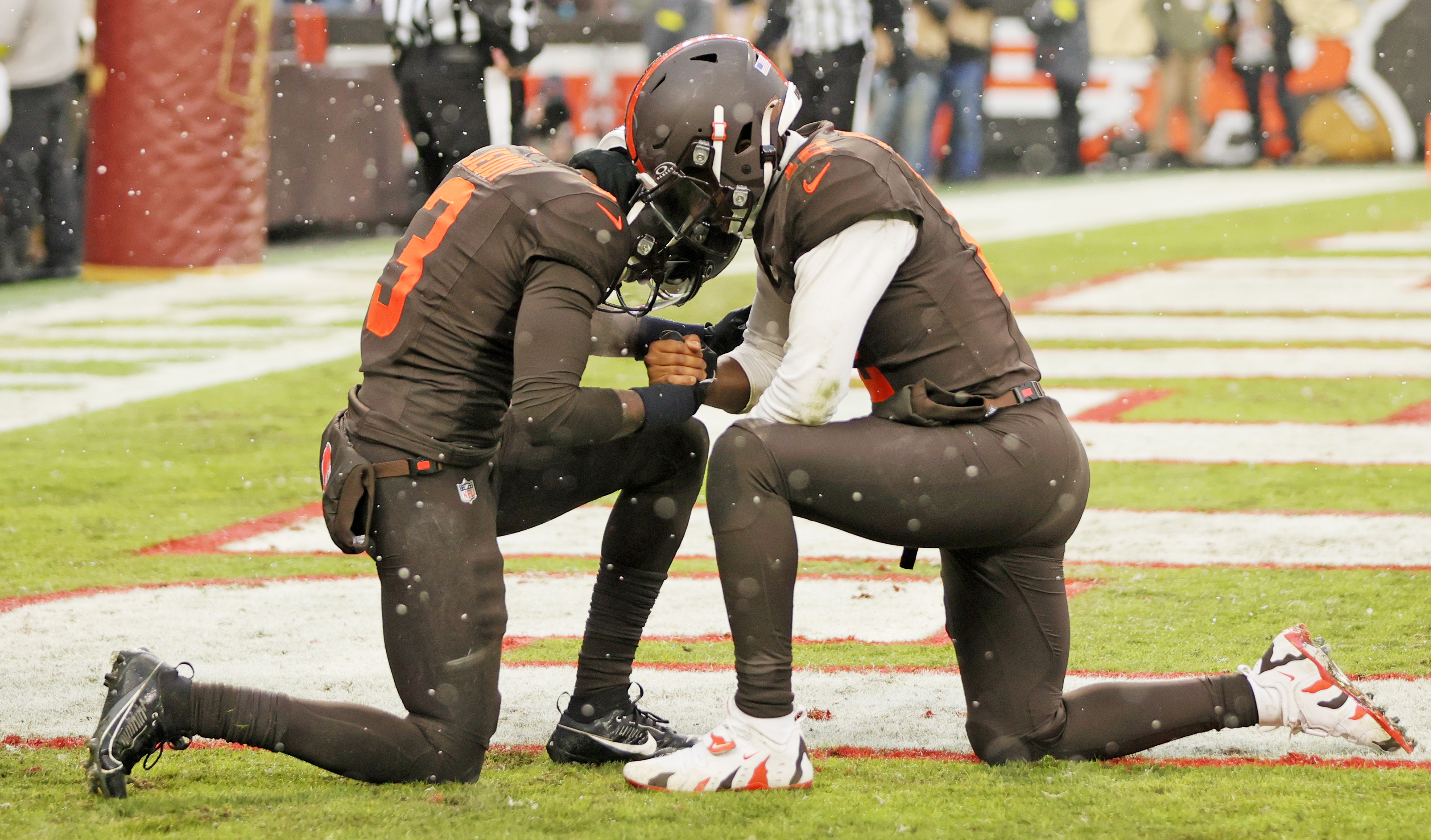 Cleveland Browns wide receiver Jerry Jeudy (L) celebrates his touchdown reception with Cleveland Browns quarterback Shedeur Sanders in the first half at Huntington Bank Field.