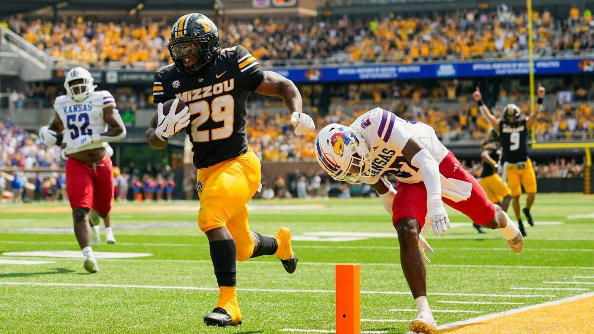 2025-26 college football bowl game odds, CFP picks, best bets, predictions from proven model