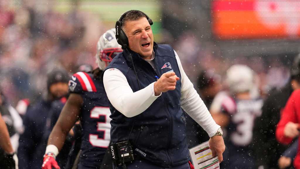 Derrick Henry faces his former coach when the Ravens host Mike Vrabel and the Patriots