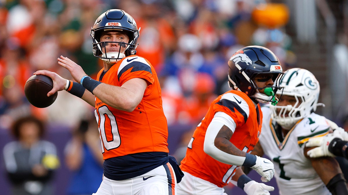 Bo Nix throws a pass