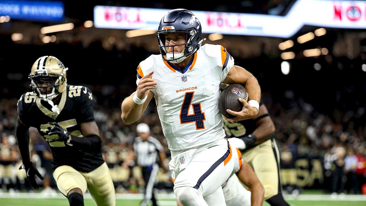 Sam Ehlinger runs the ball