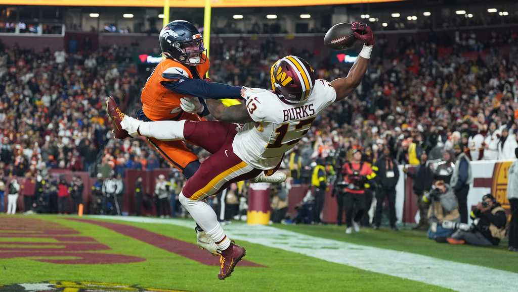 Commanders' Treylon Burks makes incredible 1-handed TD grab