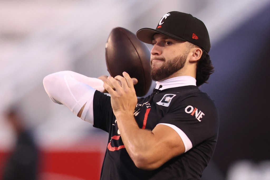 Cincinnati Bearcats quarterback Brendan Sorsby warming up.