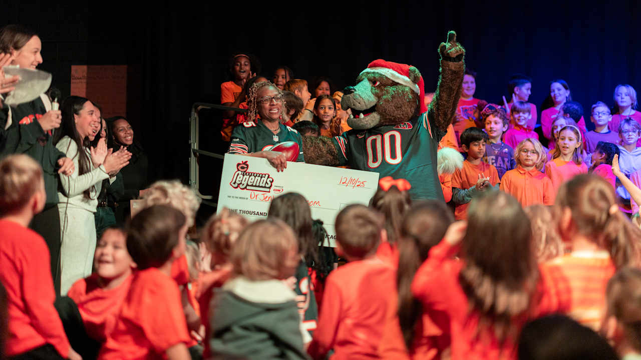 Chicago music teacher receives Classroom Legends award by combining education, Bears fight song to energize students