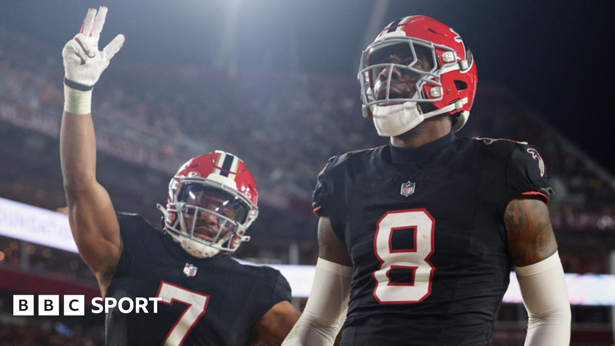 Bijan Robinson celebrates with Kyle Pitts after a touchdown for the Atlanta Falcons at the Tampa Bay Buccaneers