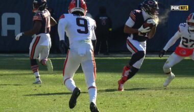 Caleb Williams connects with DJ Moore for 25-yard gain in final minute of first half