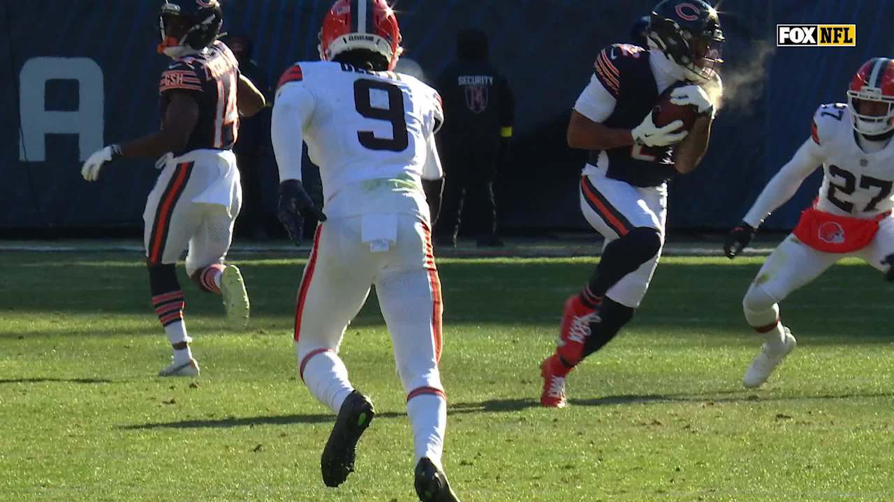 Caleb Williams connects with DJ Moore for 25-yard gain in final minute of first half