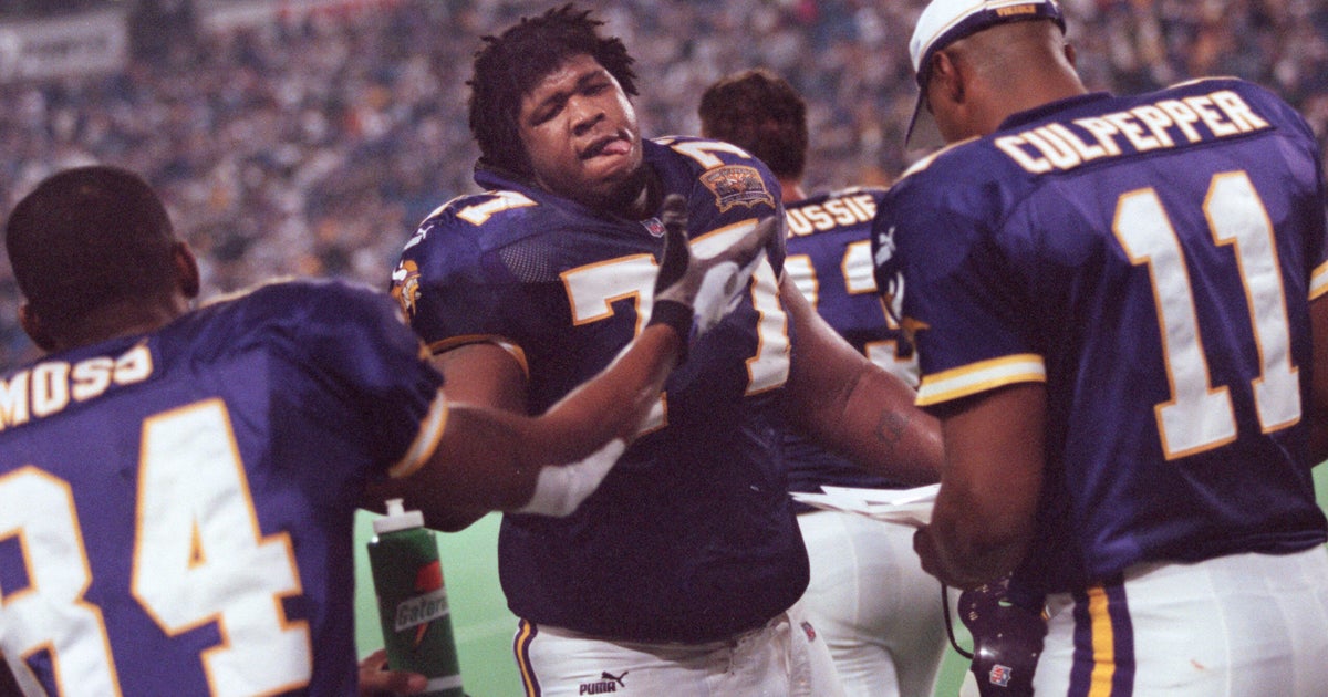 GENERAL INFORMATION: Korey Stringer photos from the 2000 seasonIN THIS PHOTO: Minnesota Vikings right tackle Korey Stringer, center, slaps hands with wide receiver Randy Moss, left, on the sidelines as he comes off the field during a game against Arizon 