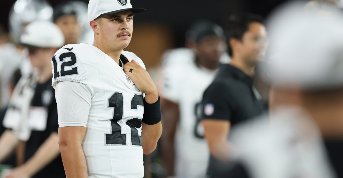 Las Vegas Raiders spread holiday cheer to military members