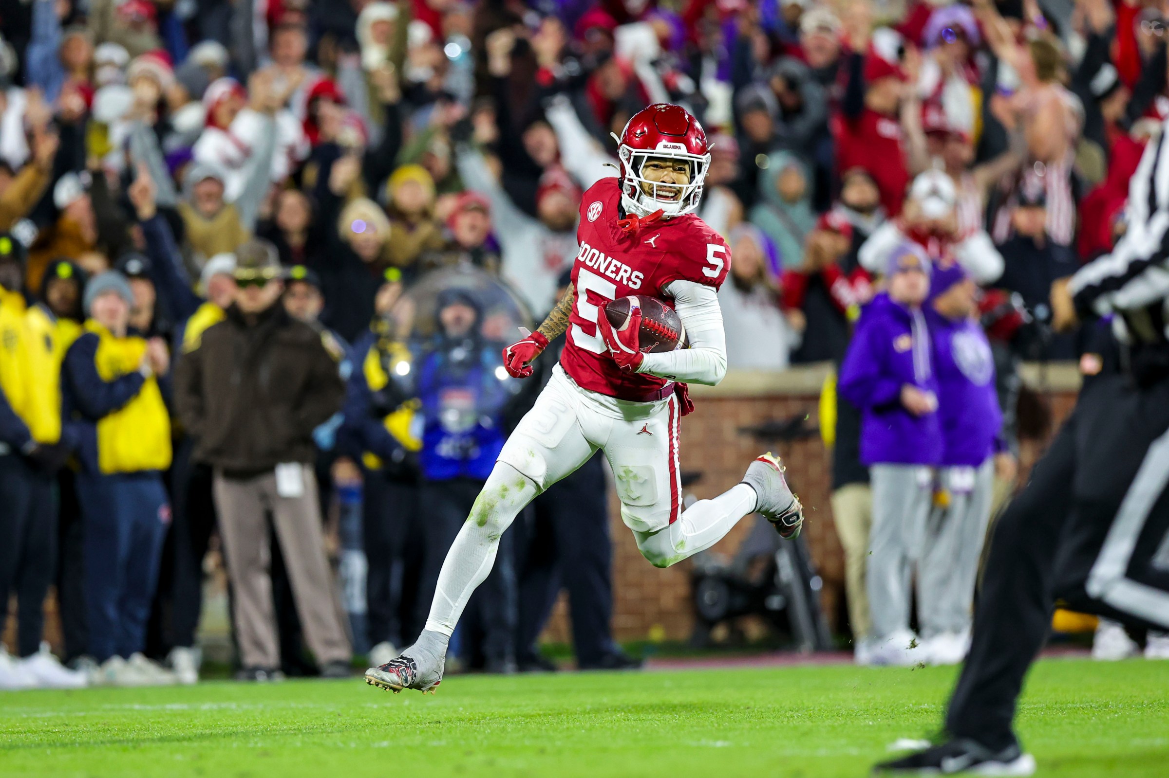 NORMAN, OK - NOVEMBER 29: Oklahoma Sooner wide receiver Isaiah Sategna III (5) runs with the ball during the college football game between the Oklahoma Sooners and the Louisiana State Tigers on November 29, 2025 at Gaylord Family Oklahoma Memorial Stadium in Norman, OK. (Photo by Chad Hamilton/Icon Sportswire via Getty Images)