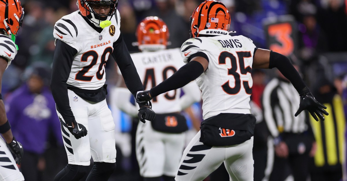 Jalen Davis signed to Bengals’ 53-man roster; Brian Asamoah II placed on IR