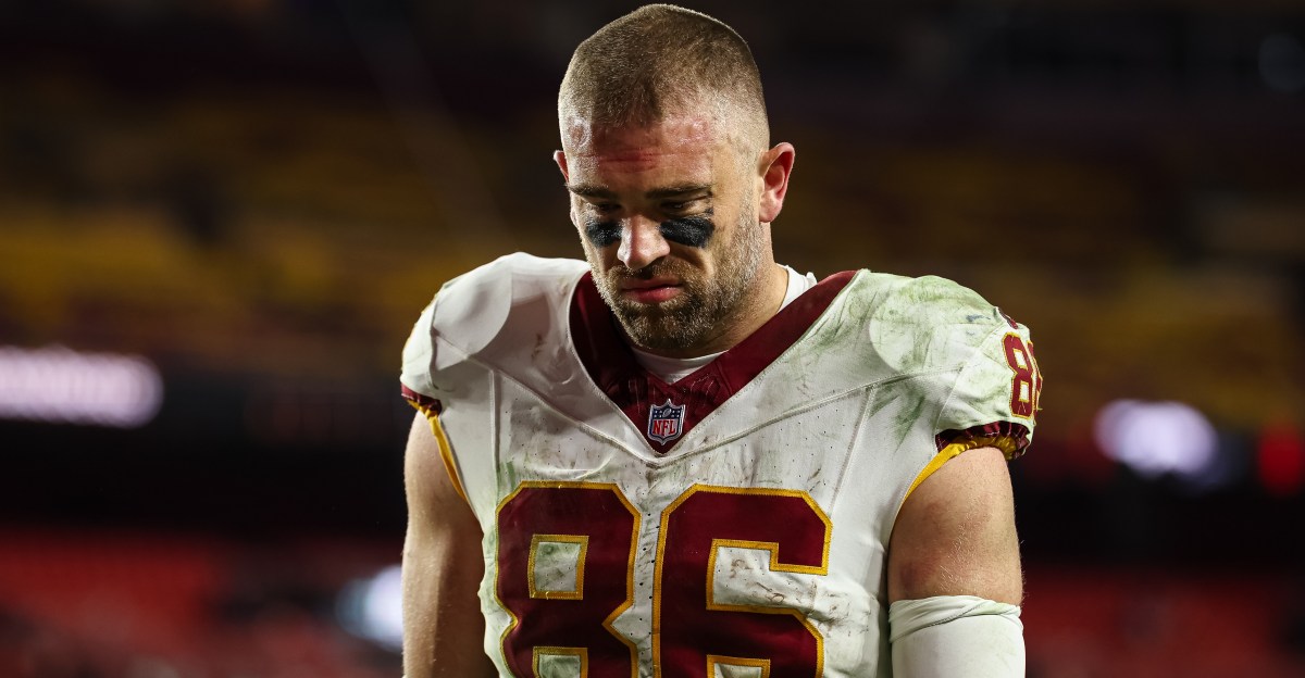 Zach Ertz carted from sideline with knee injury