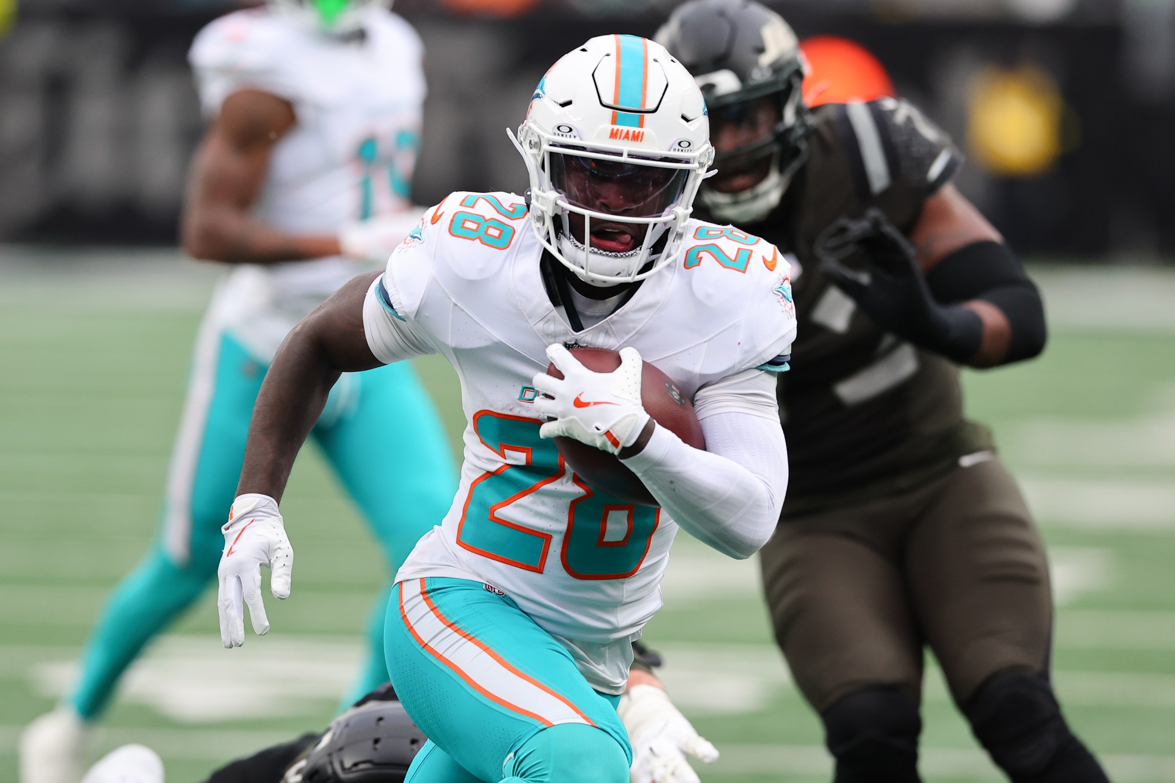 EAST RUTHERFORD, NJ - DECEMBER 07: De’Von Achane #28 of the Miami Dolphins runs during the game against the New York Jets on December 7, 2025 at MetLife Stadium in East Rutherford, New Jersey. (Photo by Rich Graessle/Icon Sportswire via Getty Images)